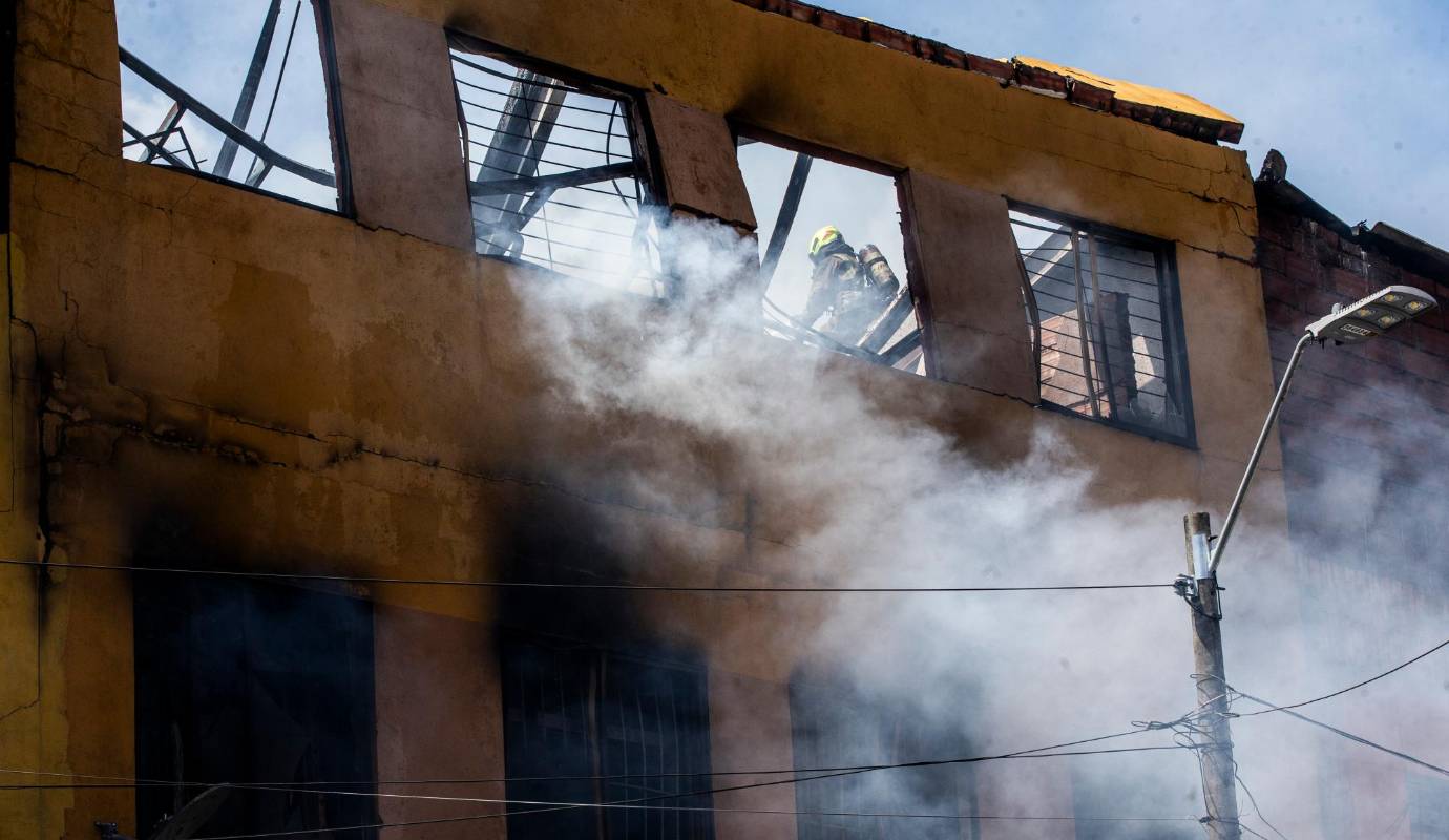 Durante la atención de la emergencia cuatro bomberos sufrieron quemaduras. Tras ser valorados médicamente, se estableció que los socorristas sufrieron lesiones superficiales y no era necesario que fueran hospitalizados. Foto: Julio César Herrera