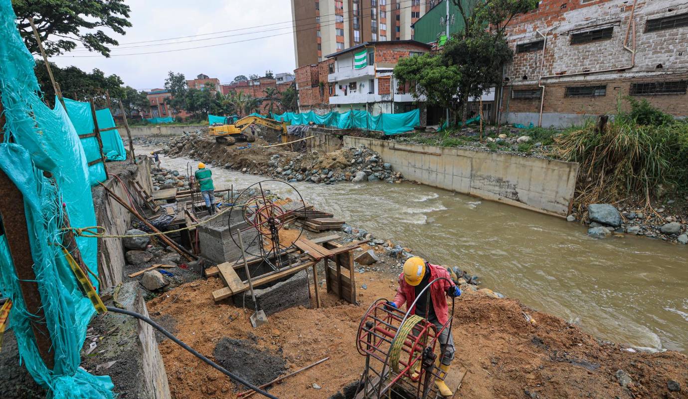 Unos residentes alegan que las obras van bien, otros se quejan de que son lentas y no cumplen lo estipulado. FOTO: Manuel Saldarriaga Quintero.