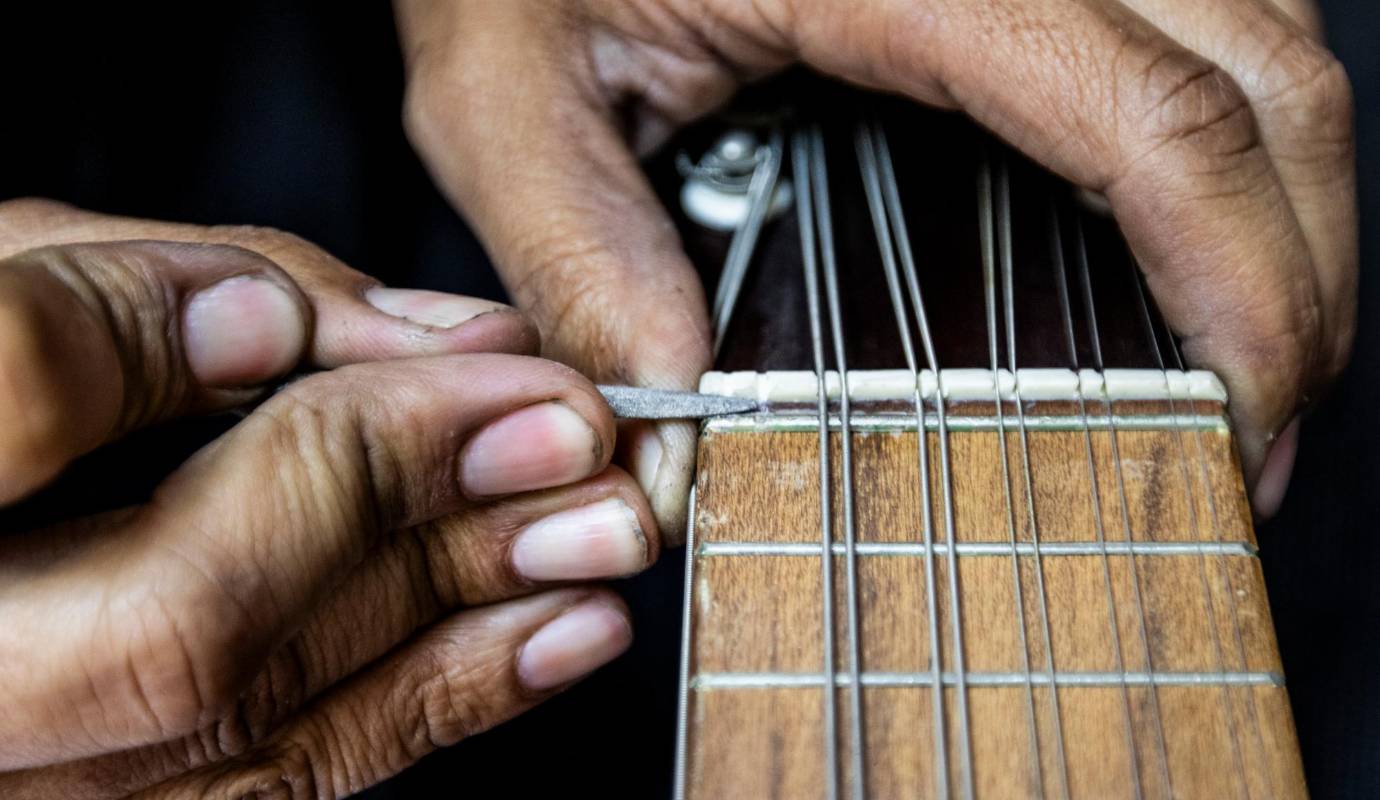 El oficio de lutier, aunque poco conocido para muchos, es fundamental en la música. Sin estos artesanos, los instrumentos no tendrían la misma vida ni el mismo carácter. Foto: Julio César Herrera