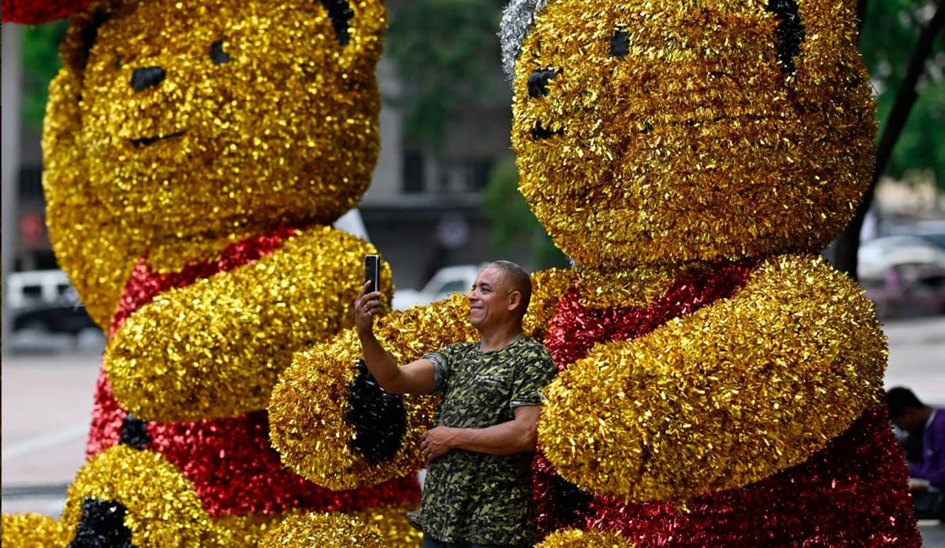El gobierno, por su parte, ha expresado su deseo de promover un ambiente de unión y felicidad, resaltando la importancia de las tradiciones navideñas en la cultura venezolana. Foto: AFP