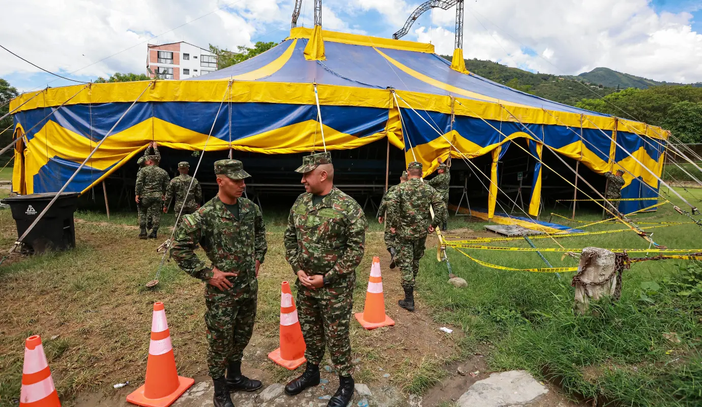 El proyecto, liderado por el Ejército, busca generar espacios de acercamiento con las comunidades, promoviendo la integración social y llevando alegría a sectores populares. Foto: Manuel Saldarriaga Quintero.