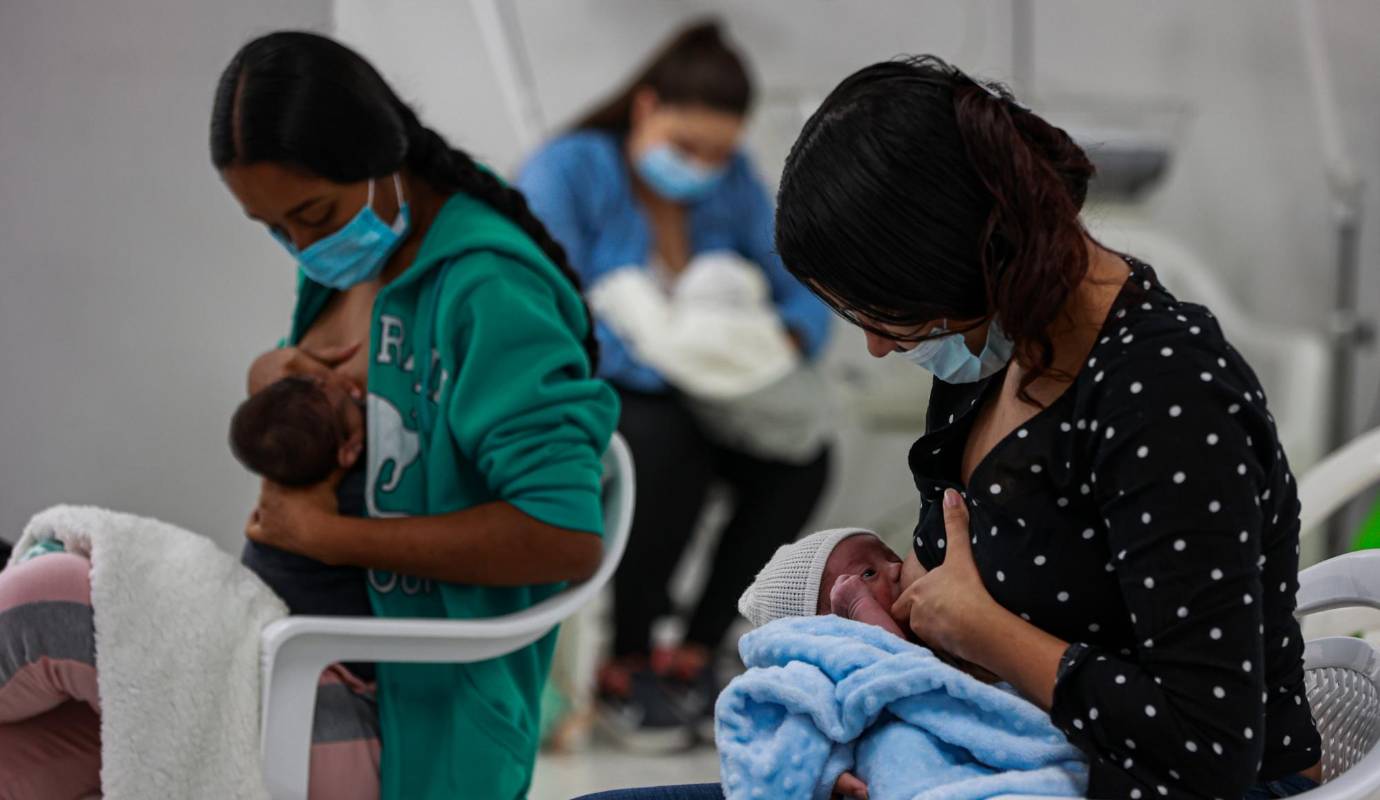 El método Madre Canguro, que consiste en el contacto piel a piel prolongado entre el bebé y su madre, ha demostrado ser fundamental para el desarrollo óptimo de los recién nacidos, especialmente los más frágiles Foto: Manuel Saldarriaga Quintero. 