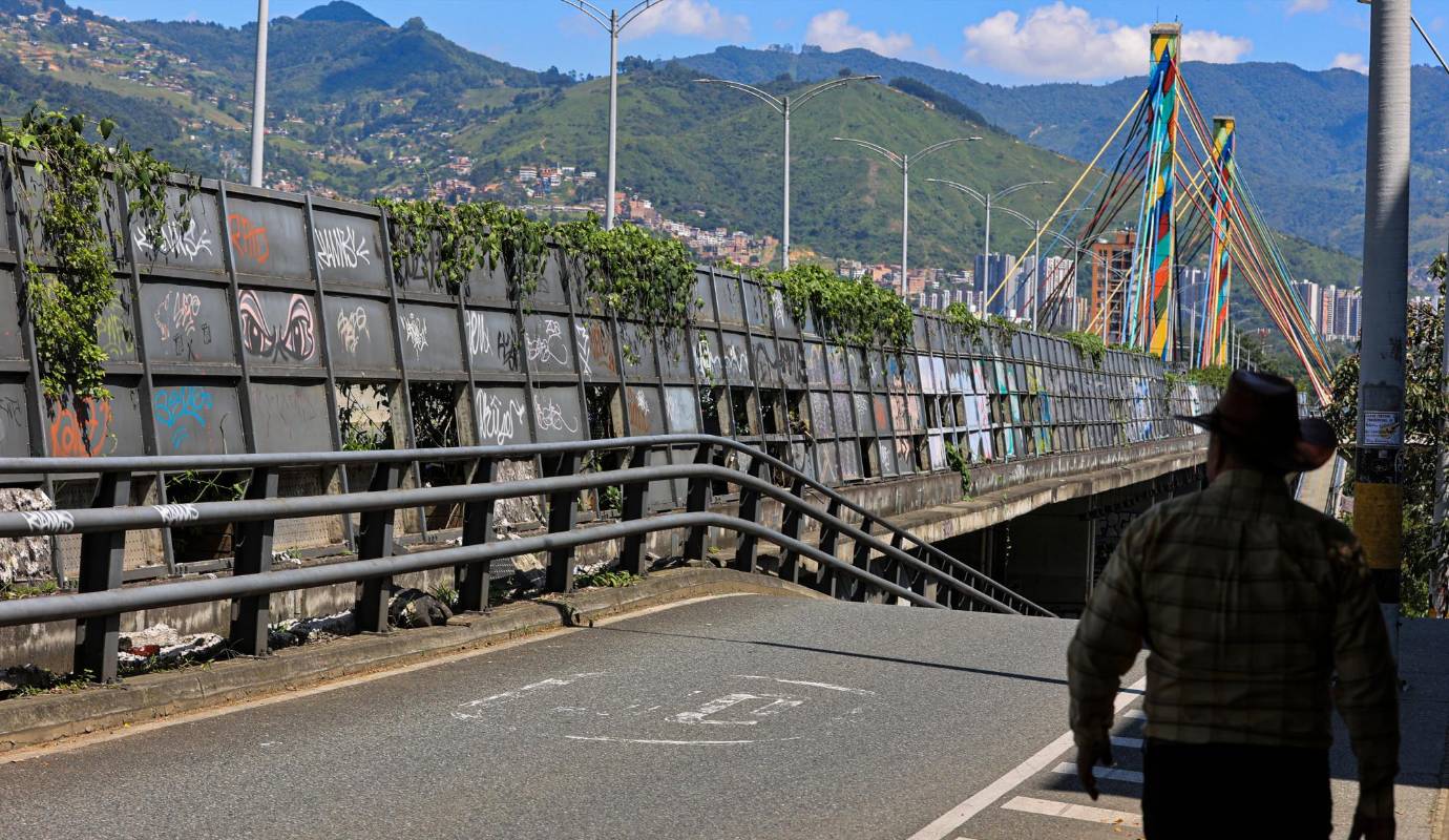 El vandalismo en el puente está completamente desbordado, al punto de que en las noches el lugar estaba a merced de “brigadas” de delincuentes que llegaban con herramienta en mano a desmontar pasamanos y las láminas antirruido. Foto: Manuel Saldarriaga Quintero