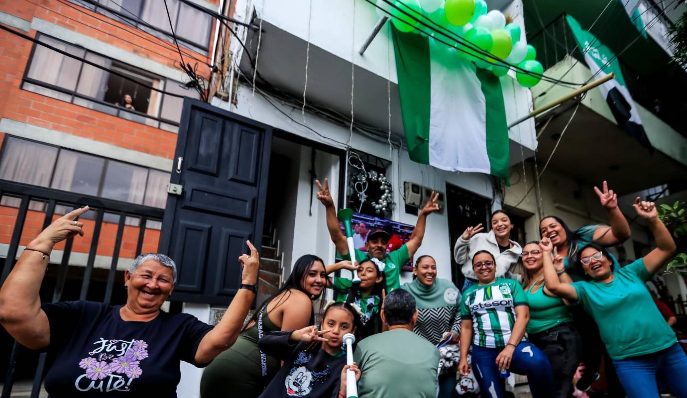 Familias enteras se concentraron en Manrique para disfrutar el partido del verde de la montaña. FOTO: Jaime Pérez