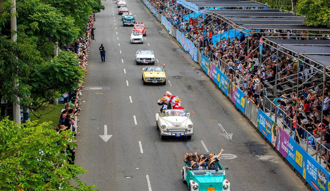 Convertibles de diferentes épocas, perfectamente restaurados y conservados, desfilaron por las calles de Medellín, deleitando a todos con su belleza y estilo único. Foto: Camilo Suárez