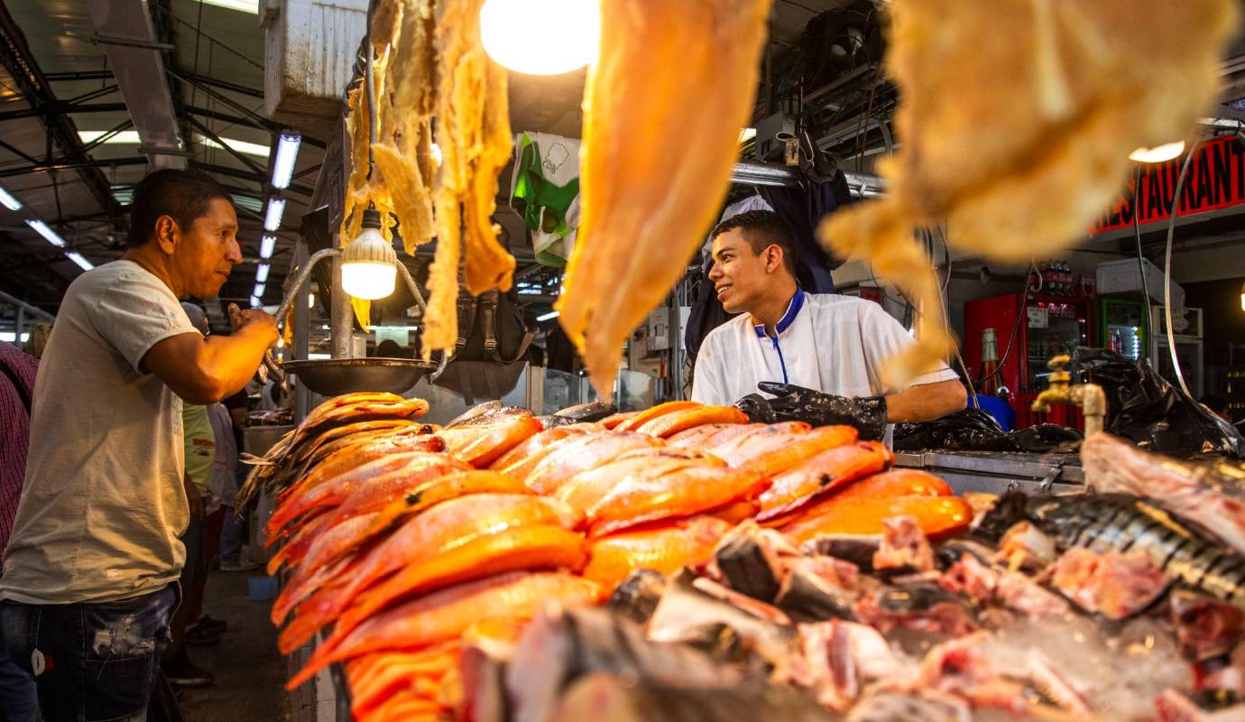 Jueves Santo es quizá el día de mayores ventas, cuando los pasillos de la zona pesquera en la Plaza Minorista José María Villa no dan abasto atendiendo los ríos de personas que llegan a comprar. Foto: Carlos Velásquez