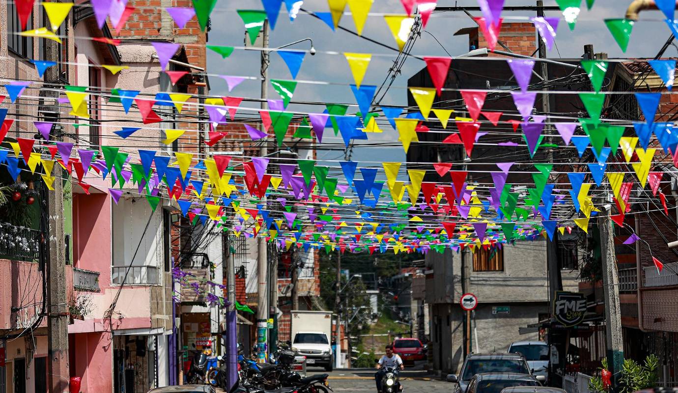 Este emblemático símbolo de la Navidad paisa, que alcanzó su auge en las décadas de los 70 y 80, no solo adornaba las calles, sino que fortalecía los lazos comunitarios al reunir a los vecinos en torno a su elaboración. Foto Manuel Saldarriaga Quintero 