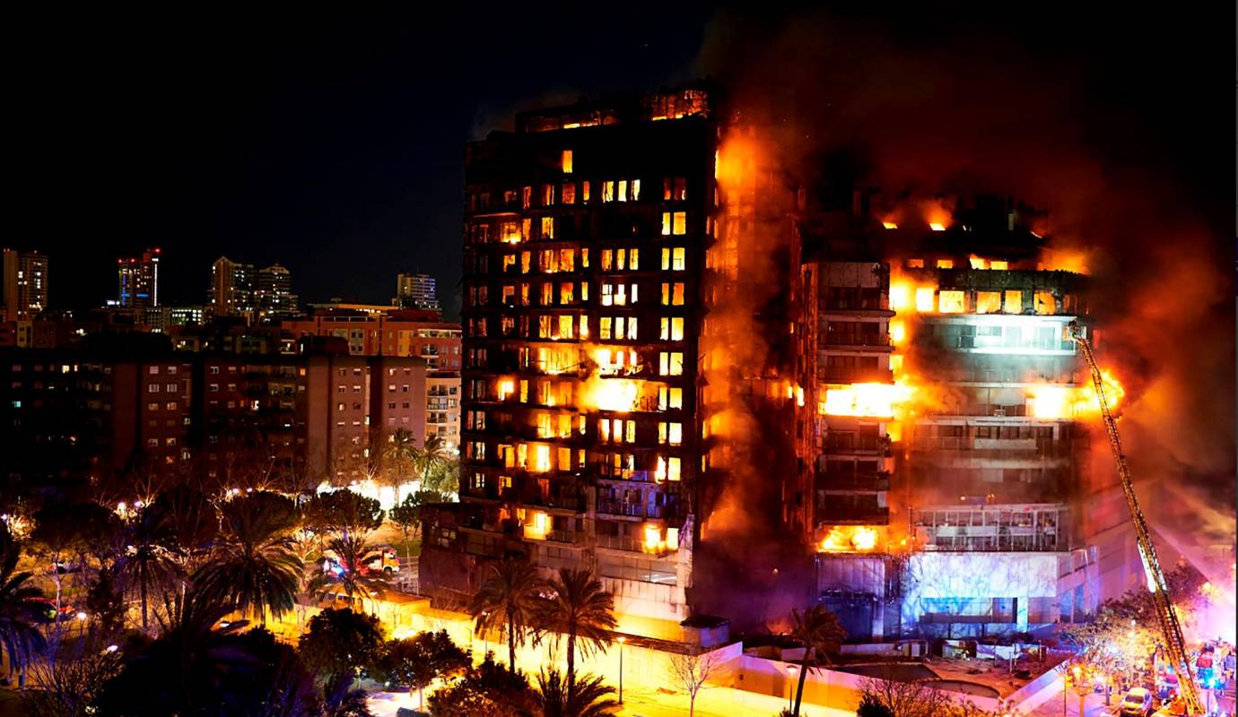 Un voraz incendio devora este jueves un edificio de viviendas de unas catorce plantas en la ciudad española de Valencia. Foto: Getty