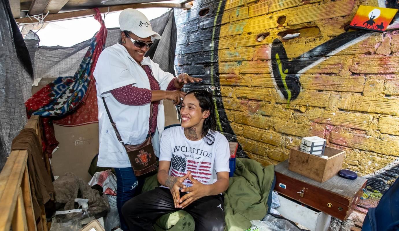 Ella se endeuda, pide donaciones a sus amigos, gestiona en los Centro Día. Pero casi siempre hace falta, para atender a tantos habitantes de calle. FOTO: Jaime Pérez