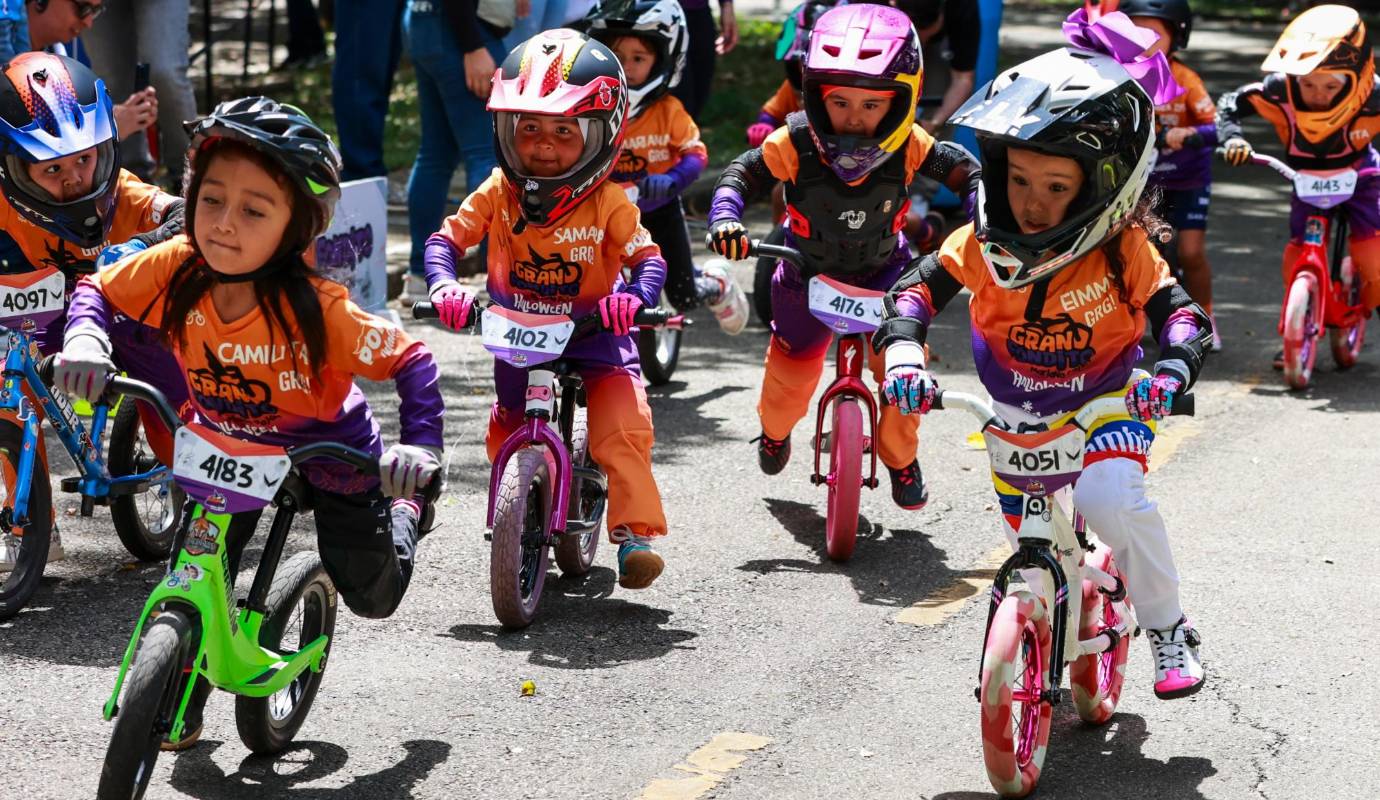 El evento, que tuvo lugar en el Parque Norte de Medellín, ofreció a los participantes la oportunidad única de pedalear en un ambiente seguro y festivo, inspirando a los jóvenes a explorar el ciclismo como un medio para la salud y el bienestar. Foto: Manuel Saldarriaga Quintero.