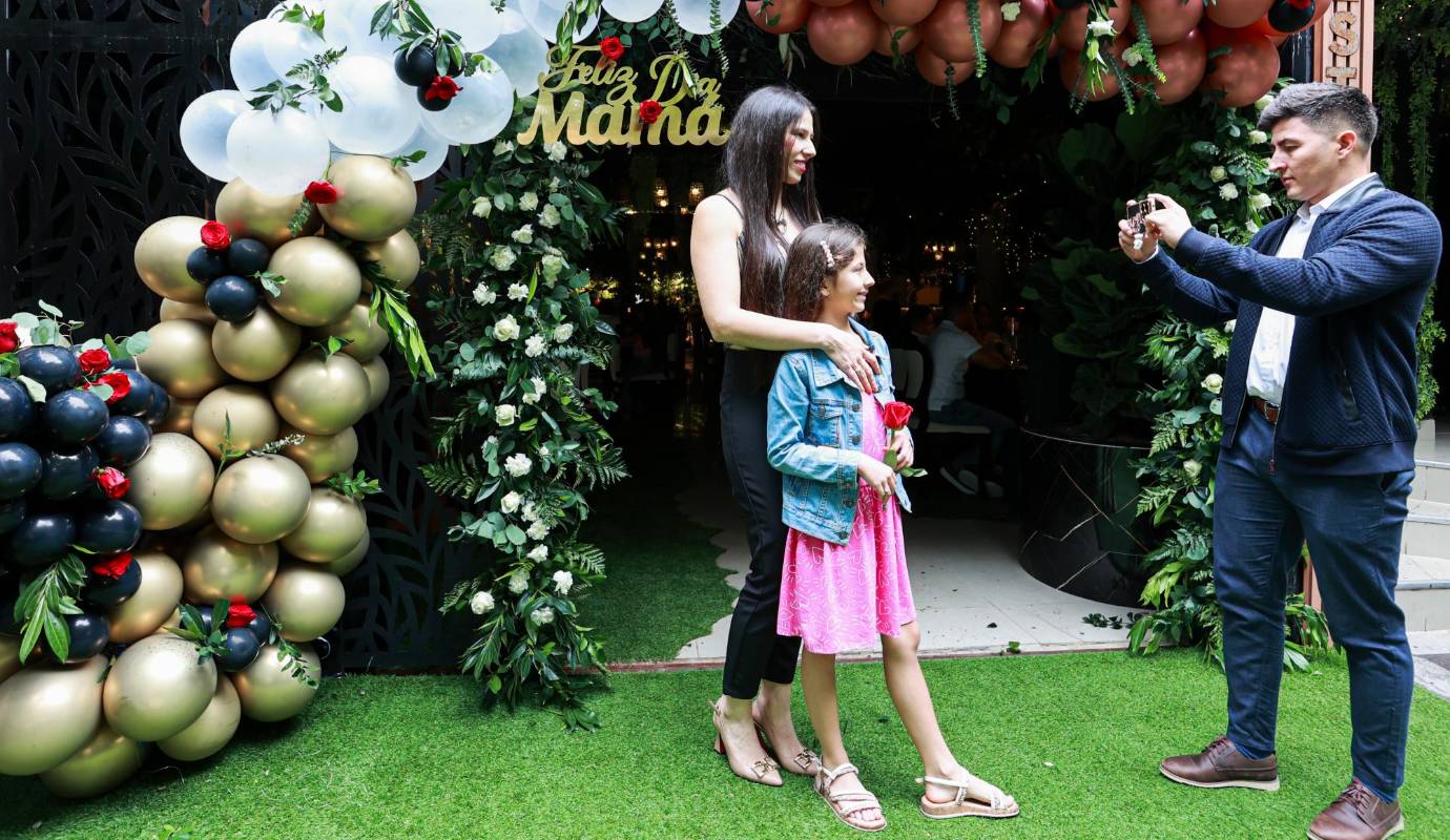 Muchos restaurantes se abarrotaron de familias que compartieron un delicioso almuerzo o cena en honor a sus progenitoras. Foto: Manuel Saldarriaga Quintero.