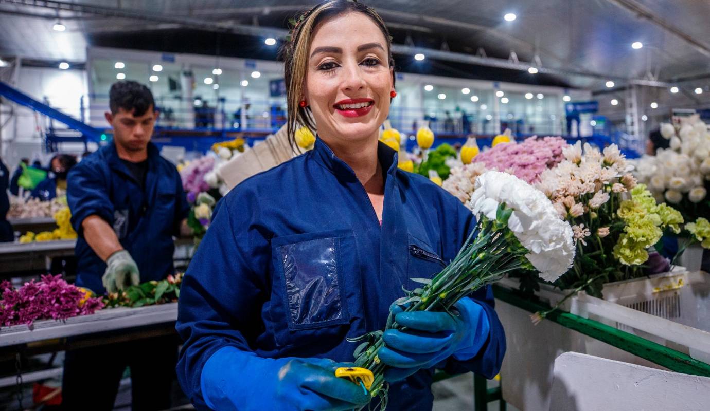 Martha Buitrago, madre cabeza de hogar, lleva siete años trabajando con la empresa. Dice que el relacionamiento con los compañeros de la comunidad diversa se basa en la amabilidad y el respeto. Foto: Camilo Suárez Echeverry