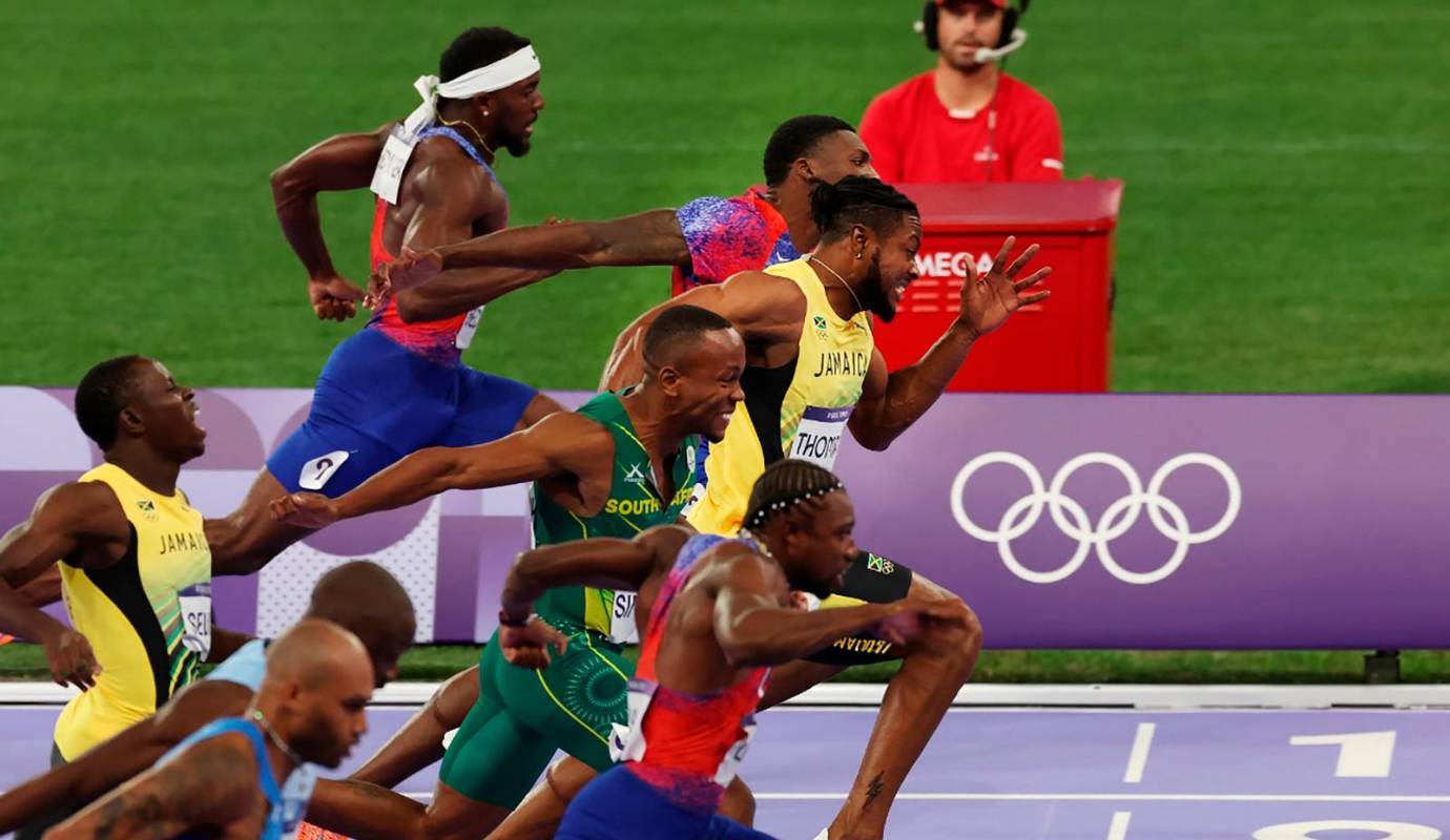 Noah Lyles del equipo de Estados Unidos cruza la línea de meta durante la final masculina de 100 metros. Foto: GETTY