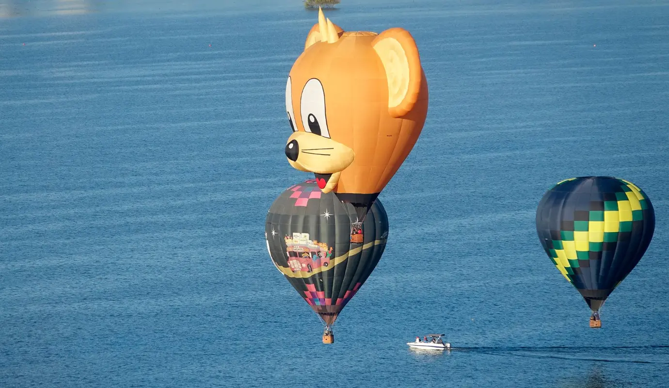 Las actividades iniciaron antes del amanecer del pasado sábado 15 de noviembre con los tradicionales despegues en masa, una de las una de las escenas más esperadas del festival, y continuaron a lo largo de tres días con demostraciones, exhibiciones y presentaciones musicales. Foto: Xinhua