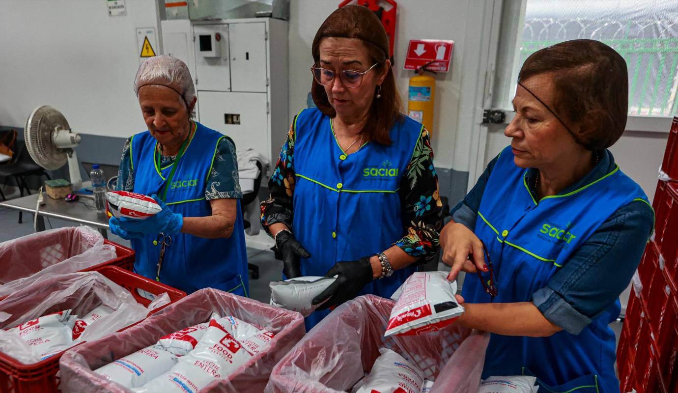 En Colombia se desperdician 9,7 millones de toneladas de alimentos cada año. Las razones de esto son variadas e incluyen los modelos de comercialización que despilfarran miles de toneladas en el camino entre el productor y el punto de venta; los descartes de alimentos en procesos industriales; las que acaban en la basura por la oferta y demanda en los supermercados; y hasta la que botan en hoteles, restaurantes, incluso en las casas por no planificar bien la lista de mercado. Foto: Manuel Saldarriaga Quintero.