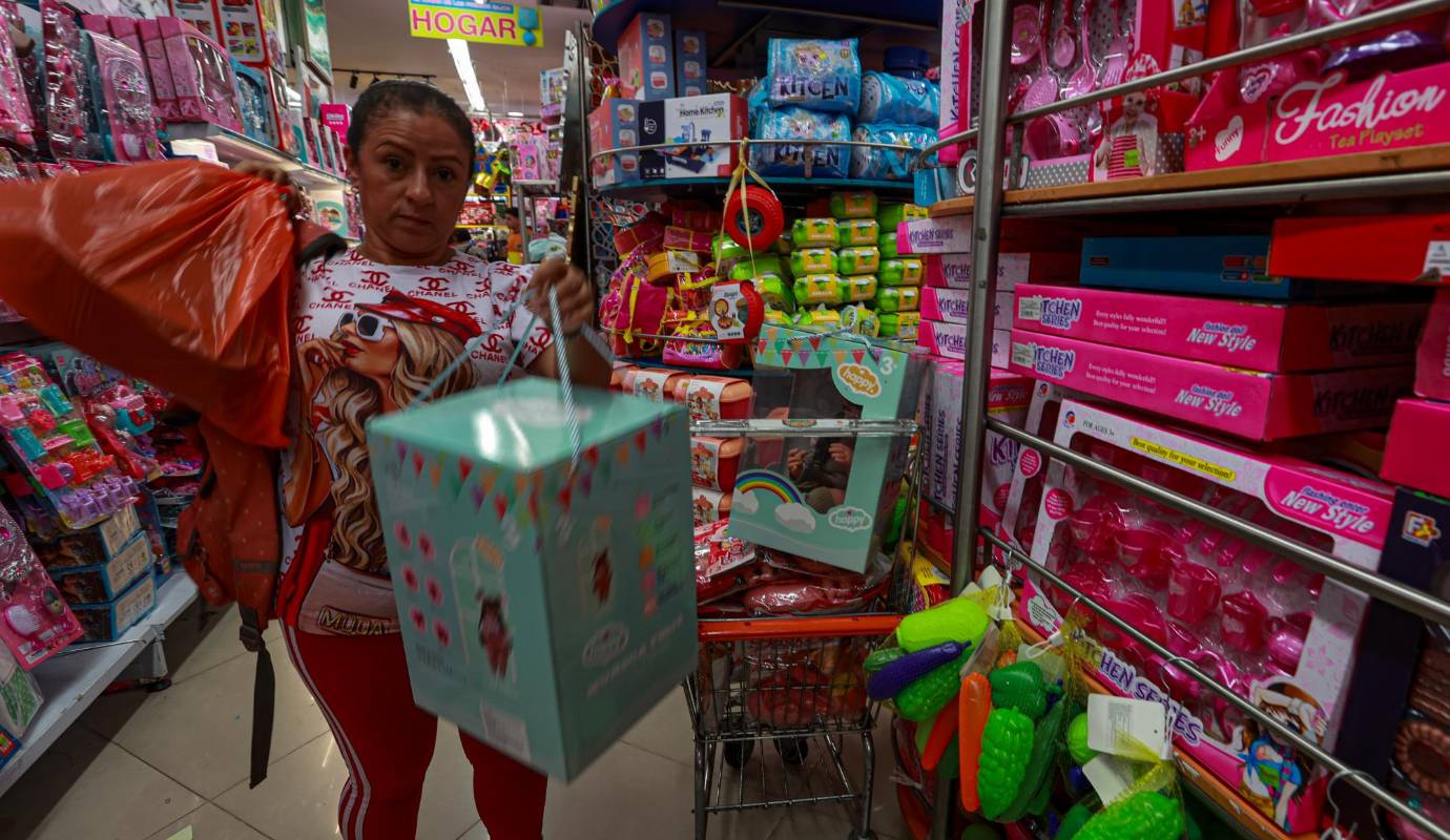 Según comerciantes locales del centro de Medellín, la afluencia de compradores se ha incrementado desde mediados de noviembre, reflejando una tendencia creciente de planificación en los hogares antioqueños. Foto: Manuel Saldarriaga Quintero.
