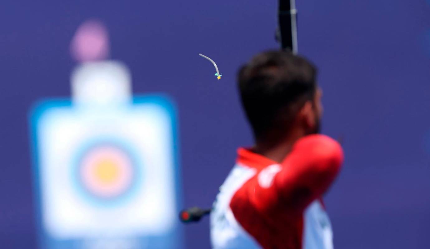 Md Sagor Islam, de Bangladesh, compite en la ronda eliminatoria individual masculina 1/32 contra Mauro Nespoli, del equipo de Italia, en el quinto día de los Juegos Olímpicos de París 2024. Foto: GETTY