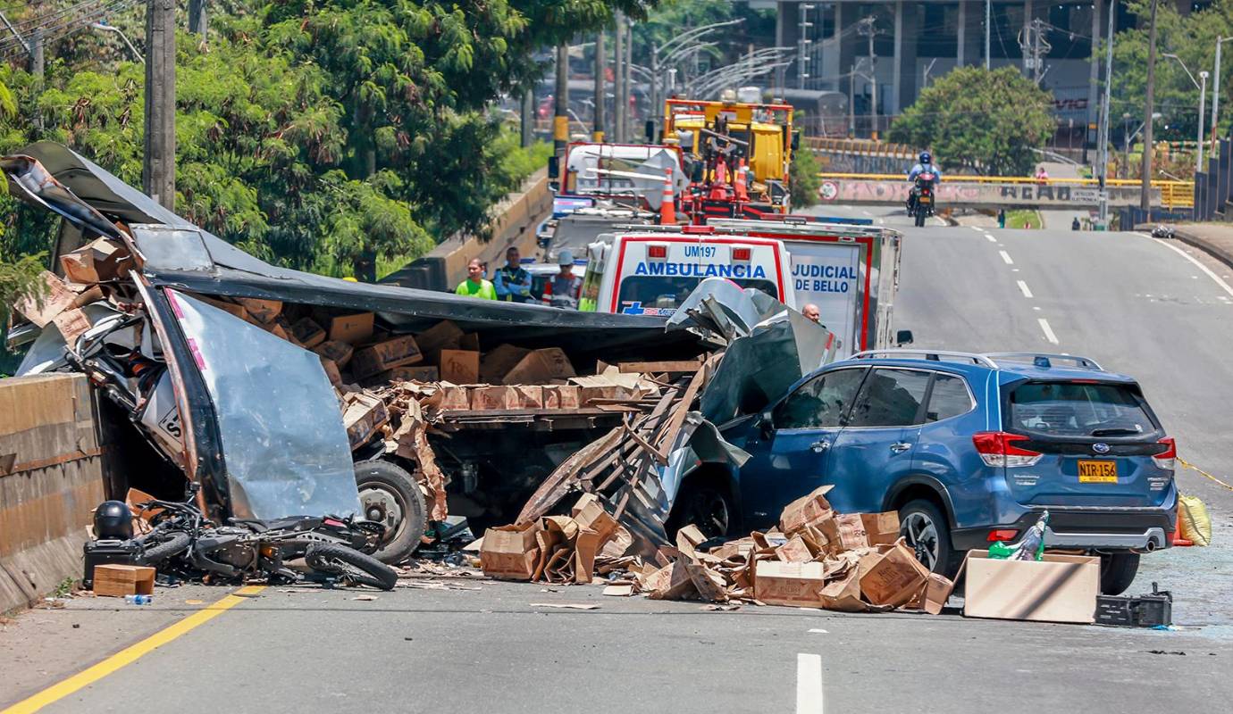 Tanto el conductor del vehículo de carga como el motociclista arroyado perdieron la vida en el lugar del accidente. Foto: Manuel Saldarriaga Quintero
