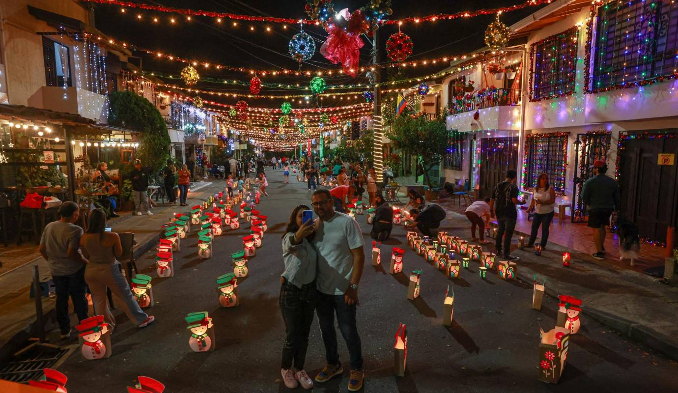La tradición se vive con fervor en todo el Valle de Aburrá, donde el espíritu navideño se siente más vivo que nunca gracias a estas manifestaciones de luz y unión. Foto: Manuel Saldarriaga Quintero.