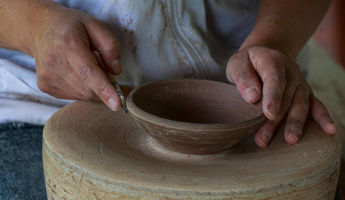 Hoy, en su taller, las manos de Isabel son sus ojos. Con una destreza asombrosa, moldea la arcilla, la transforma y la convierte en obras de arte únicas. Cada pieza que crea es un reflejo de su alma, de su sensibilidad y de su tenacidad. Foto: Manuel Saldarriaga Quintero.