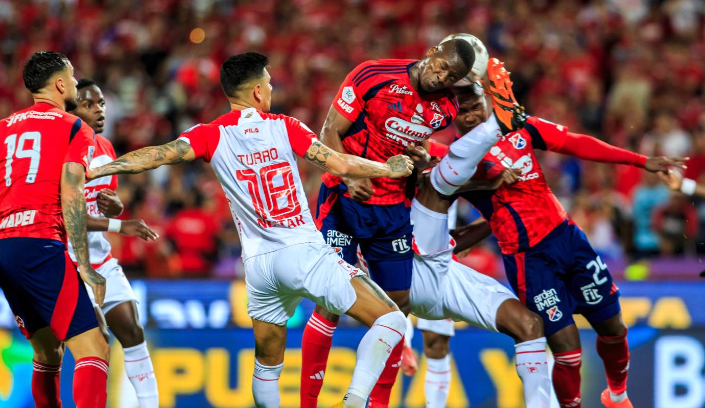 Mientras Santa Fe celebra su décima estrella, Medellín se sumerge en una reflexión profunda sobre su presente futbolístico y el desafío de romper con una historia de finales esquivas. Foto: Camilo Suárez Echeverry