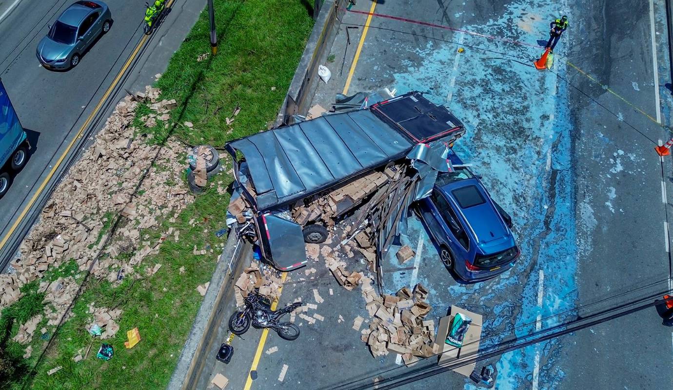 Dos personas muertas dejó el grave accidente de tránsito que se registró en la mañana de este martes en la autopista Norte, a la altura de la empresa Haceb, en Copacabana. Foto: Manuel Saldarriaga Quintero
