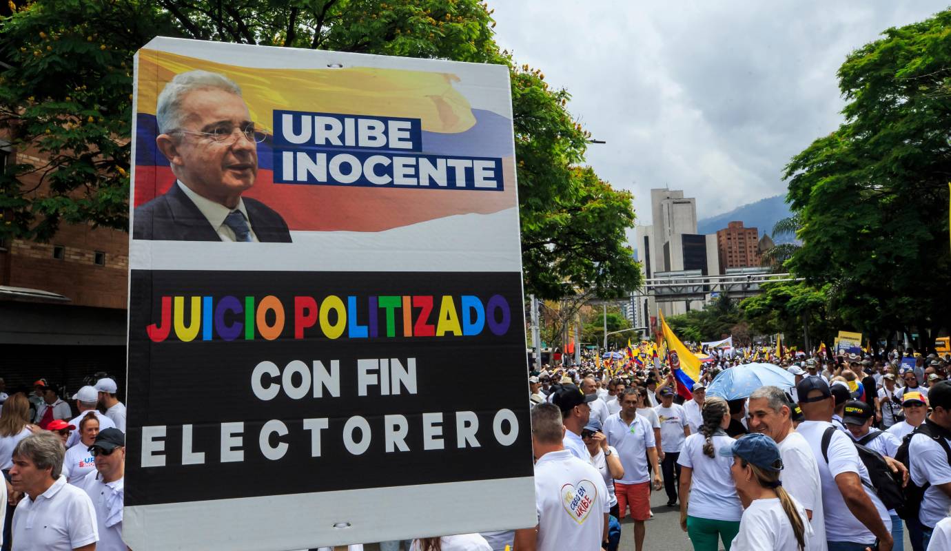El ambiente de la movilización fue festivo y ordenado. Los asistentes, muchos de ellos vestidos de blanco, portaban banderas de Colombia, pitos y pancartas con mensajes de apoyo al expresidente. Foto: Camilo Suárez Echeverry