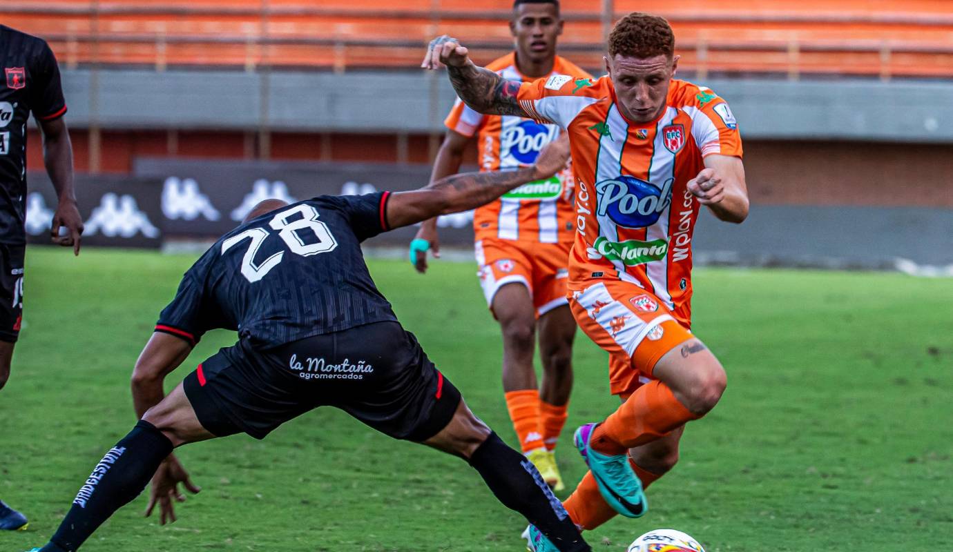 El máximo accionista del cuadro escarlata, Tulio Gómez, habló inmediatamente después del partido para Antena 2 de Cali y se mostró muy molesto por el arbitraje. “Nos atracaron en Envigado, nos quitaron un penal y nos pitan uno que no fue. Vamos a mandar una carta a la Dimayor para que este árbitro y este VAR no nos vuelvan a pitar”. Foto: Carlos Velásquez