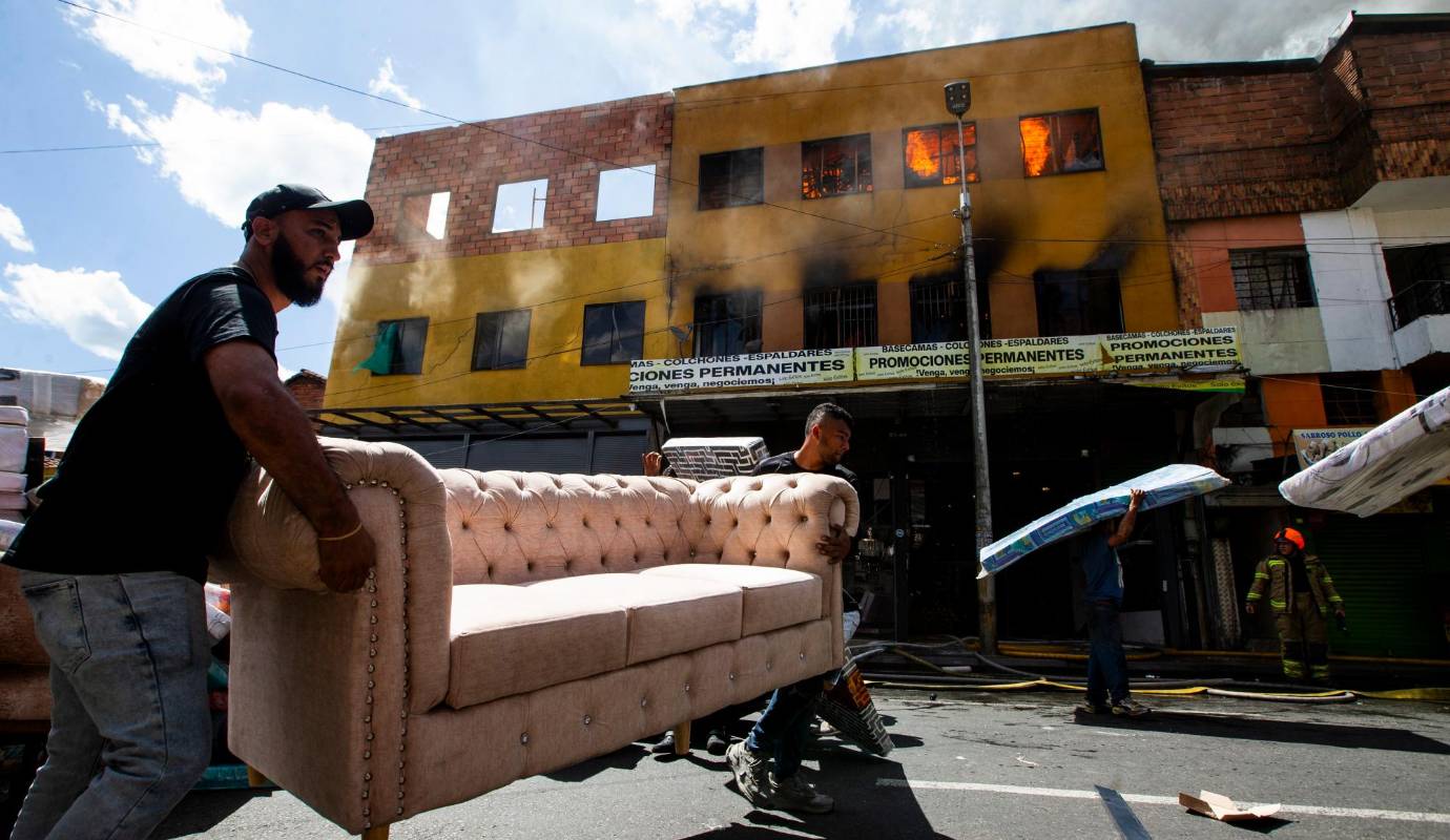 Las llamas, que se propagaron rápidamente por la edificación de tres pisos, alertaron a los residentes y comerciantes del sector, quienes dieron aviso a las autoridades. Foto: Julio César Herrera