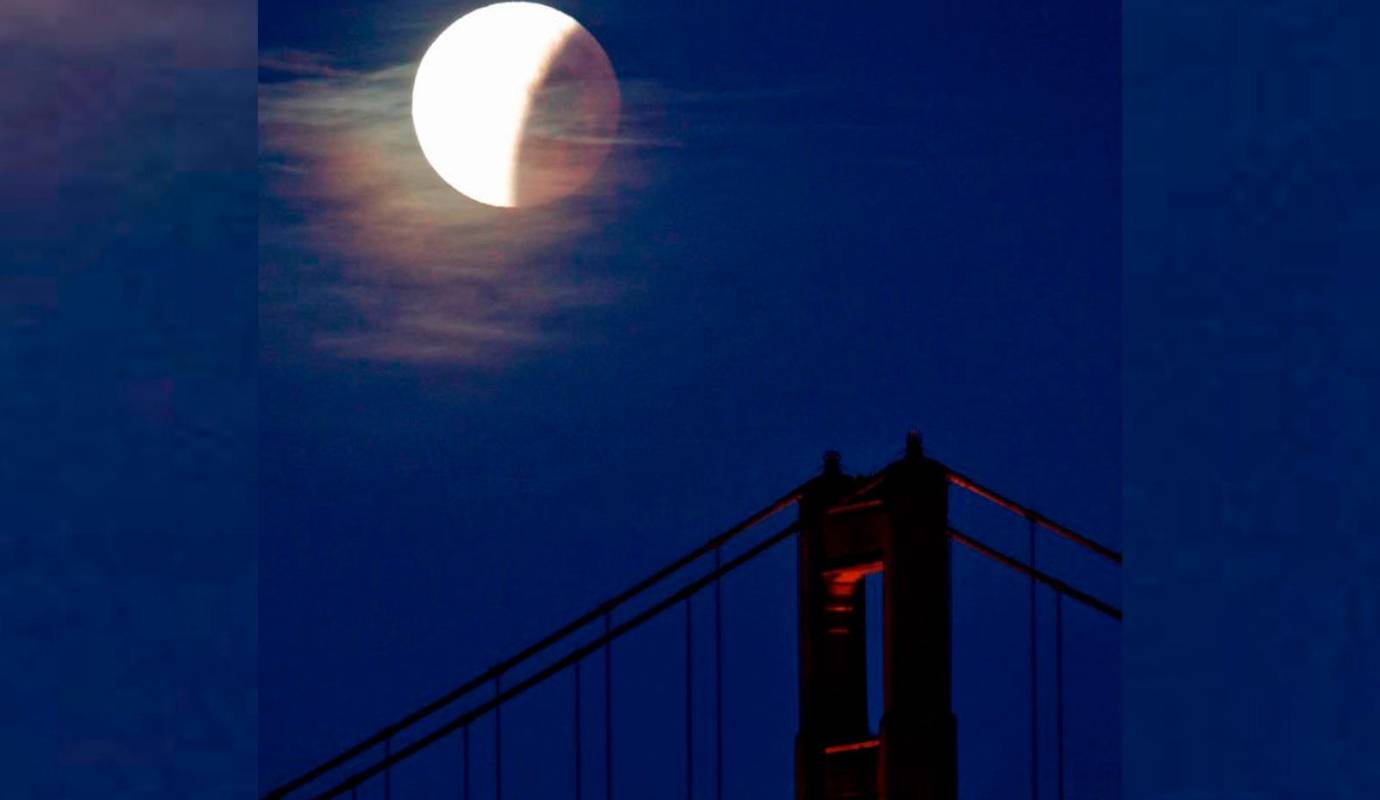 Este fenómeno astronómico, que se produce cuando la Tierra se interpone entre el Sol y la Luna, bloqueando la luz solar directa sobre nuestro satélite natural, ofreció una experiencia única para los observadores del cielo. Foto: Getty