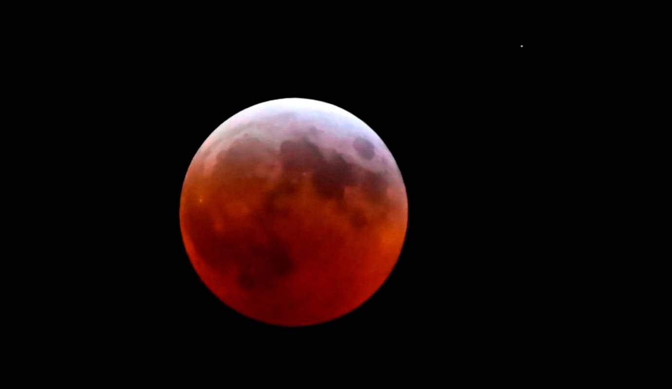 Según National Geographic, el eclipse total duraró 66 minutos y transformará la Luna en un rojo intenso conocido como “Luna de sangre”. Foto: Getty