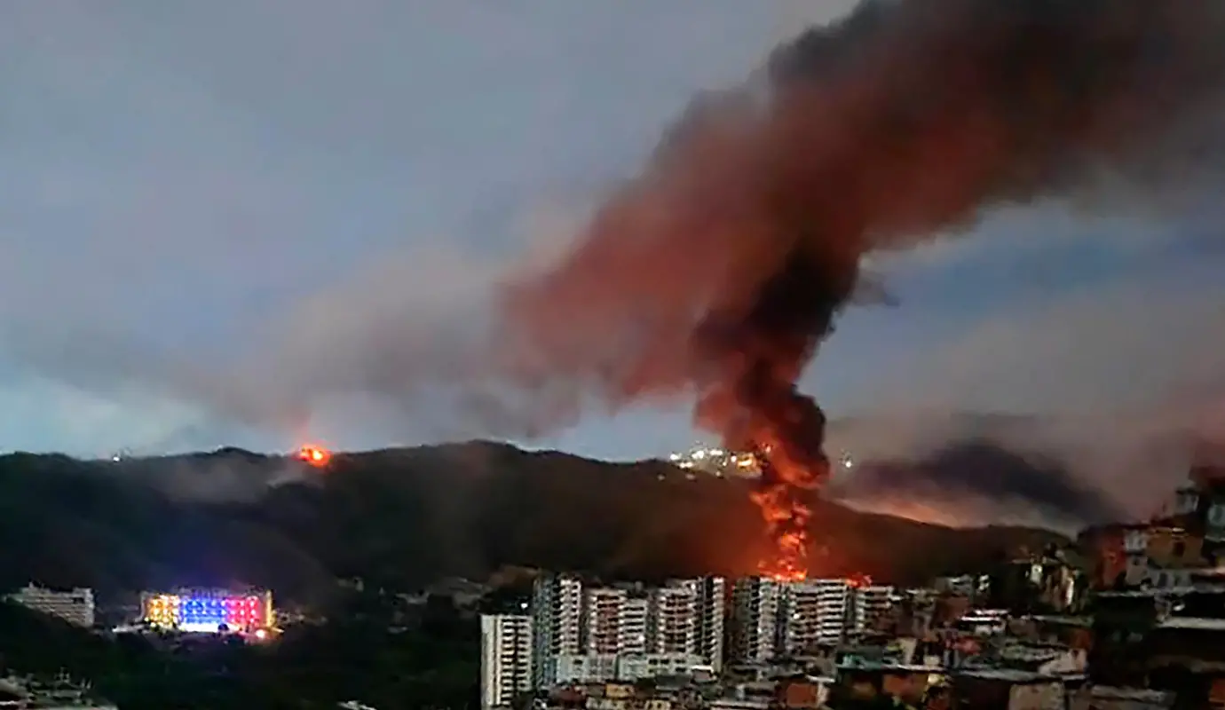 Explosiones seguidas de columnas de humo e incendios tuvieron como objetivo Fuerte Tiuna, el complejo militar más grande de Venezuela, sede del Ministerio de Defensa y la Academia Militar. Foto: AFP