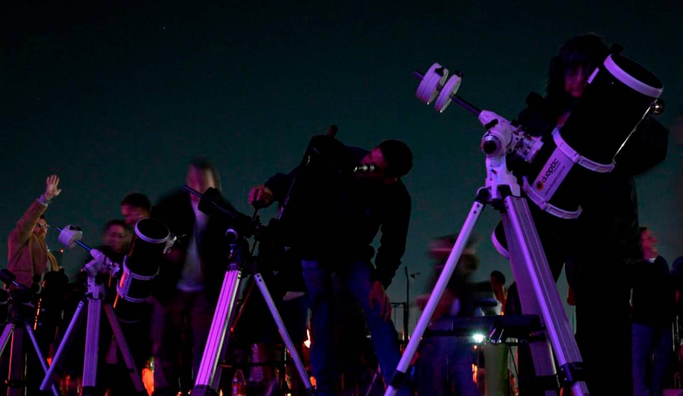 Aunque los eclipses lunares son completamente seguros para la vista, NASA recomendóó usar unos binoculares o un telescopio en un entorno oscuro. Aunque no es necesario tener un equipo especial. Foto: Getty