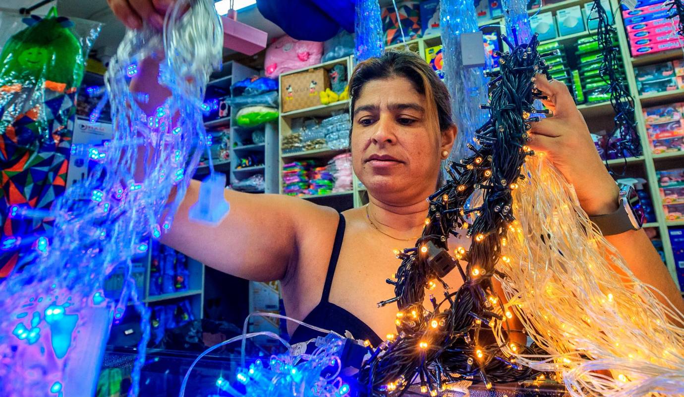 El Centro de Medellín ya se llenó de árboles, juguetes, adornos, luces y música parrandera. Foto: Camilo Suárez Echeverry