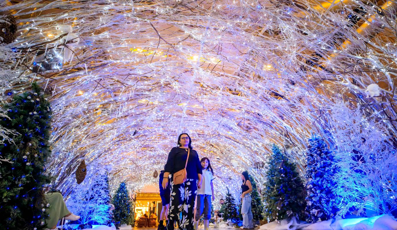 El Tesoro, Parque Comercial. Los recintos comerciales han entendido que la Navidad se vive a través de la experiencia colectiva. Por ello, la programación va mucho más allá de la decoración estática. Foto: Camilo Suárez Echeverry