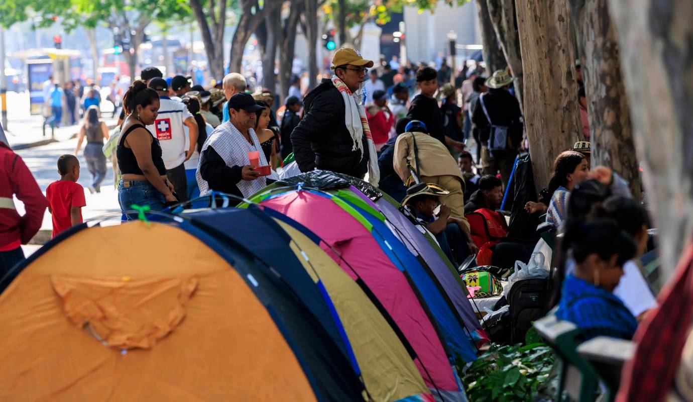Una jornada de protesta protagonizada por comunidades indígenas se registra desde la madrugada de este lunes en los alrededores del centro administrativo La Alpujarra, en el centro de Medellín. Foto: Camilo Suárez Echeverry