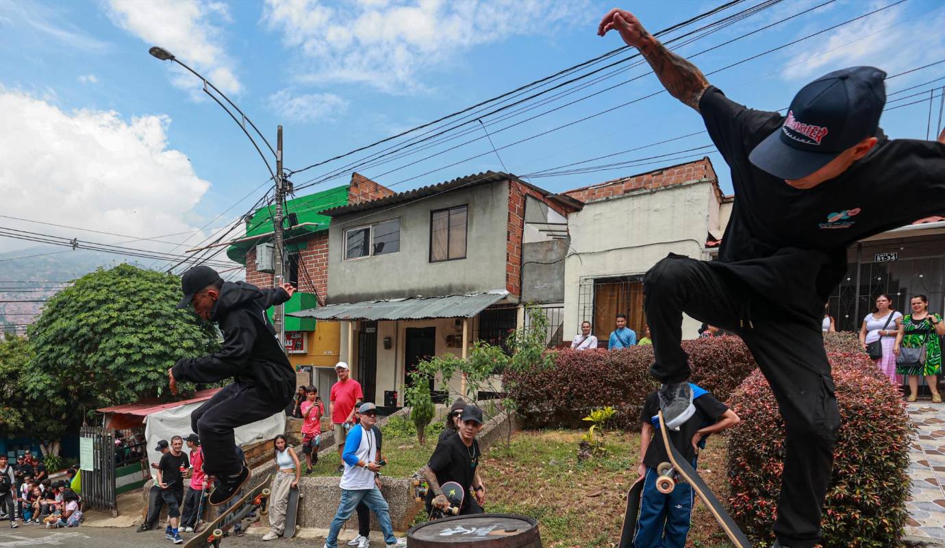 Los skaters mostraron su destreza, un espectáculo lleno de adrenalina que disfruta la comunidad. Foto: Manuel Saldarriaga Quintero.