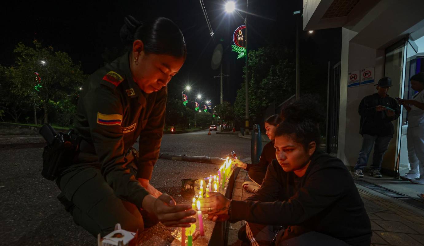 La noche de las velitas une a las familias en torno a la fe, la convivencia y la esperanza, iluminando calles, balcones y parques con velas y faroles multicolores. Foto: Manuel Saldarriaga Quintero.