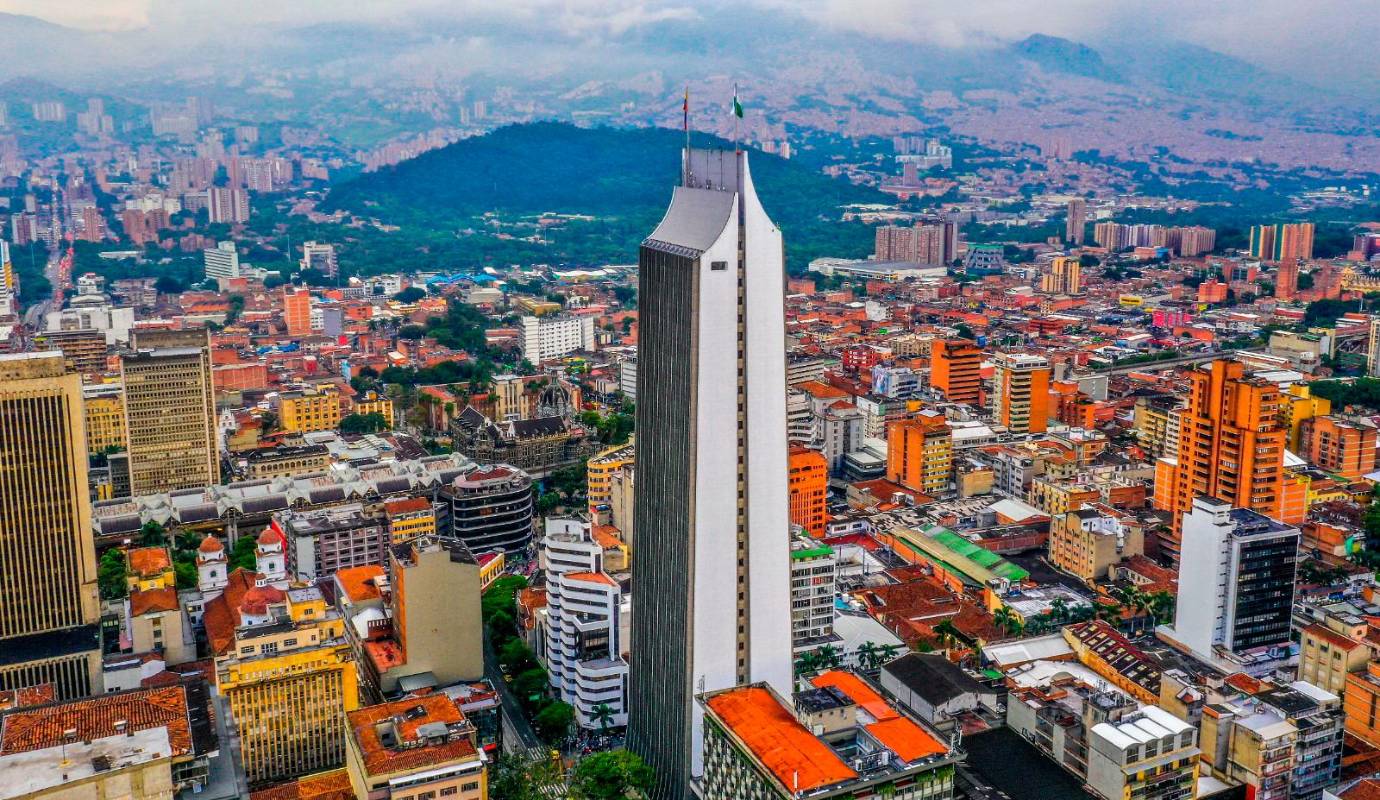 A través de su lente, Portela revela la belleza y la diversidad de los paisajes urbanos de Medellín, destacando la majestuosidad de sus edificios y la atmósfera única que caracteriza a la ciudad. Foto: Camilo Suárez