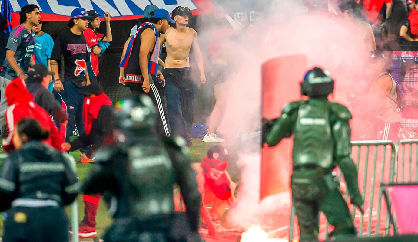 Los disturbios se registraron en la tribuna norte del estadio, zona ocupada por seguidores del Deportivo Independiente Medellín. Foto Camilo Suárez