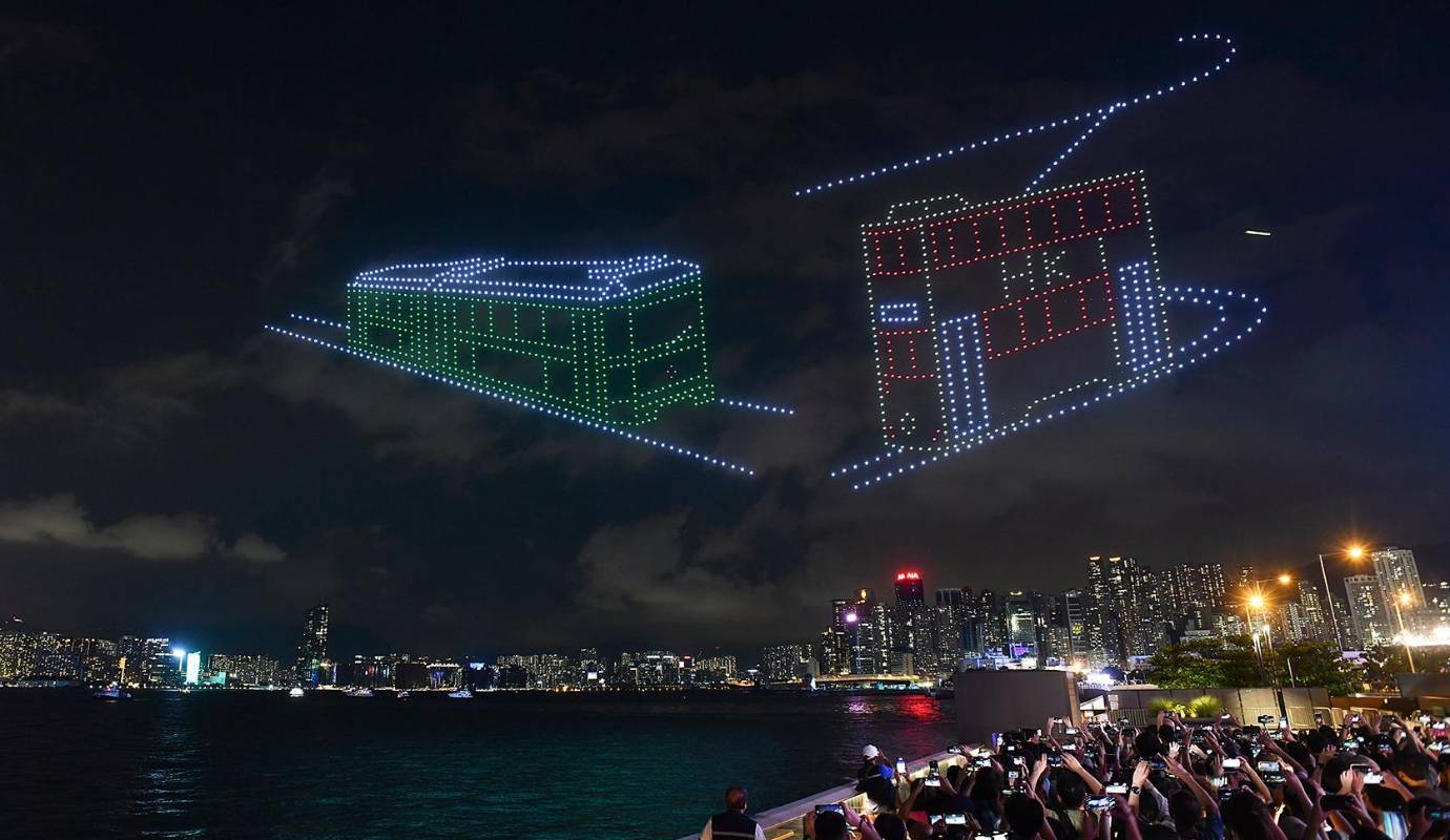 El puerto de Victoria, uno de los escenarios más emblemáticos de Hong Kong, fue el marco perfecto para esta exhibición de drones, que no solo atrajo a residentes locales sino también a turistas que se congregaron para disfrutar del espectáculo. Foto: GETTY
