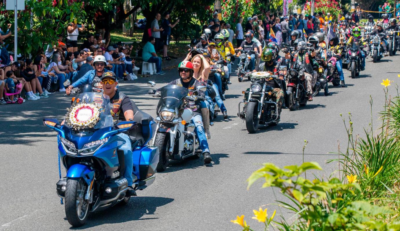 El recorrido inició en el Polideportivo Sur de Envigado, allí muchas familias se reunieron para disfrutar del espectáculo. Foto: Esneyder Gutiérrez 