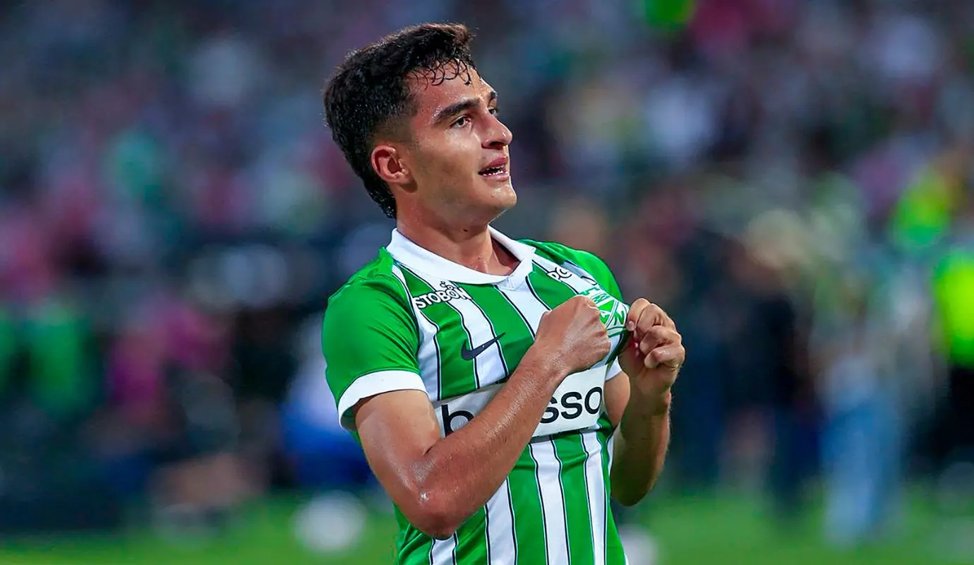  Juan Manuel Rengifo, el joven volante de Atlético Nacional, que de niño jugaba a ser Messi, anotó un gol al estilo del argentino: un enganche con perfil cambiado, un remate de media distancia y la pelota al fondo de la red. Foto: Camilo Suárez