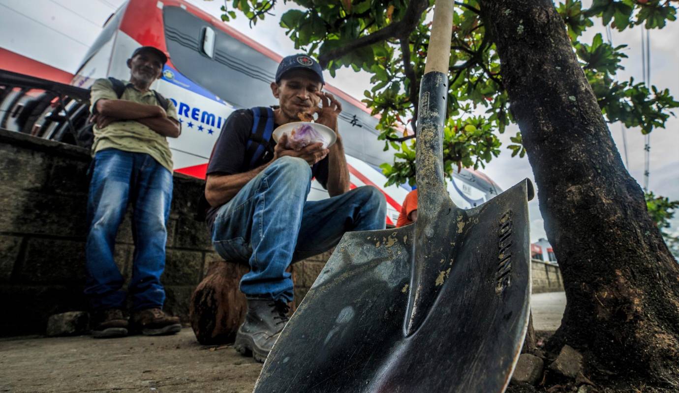 A pesar de las dificultades, los paleros se aferran a la esperanza de encontrar un trabajo que les permita llevar el sustento a sus hogares. Foto: Camilo Suárez Echeverry