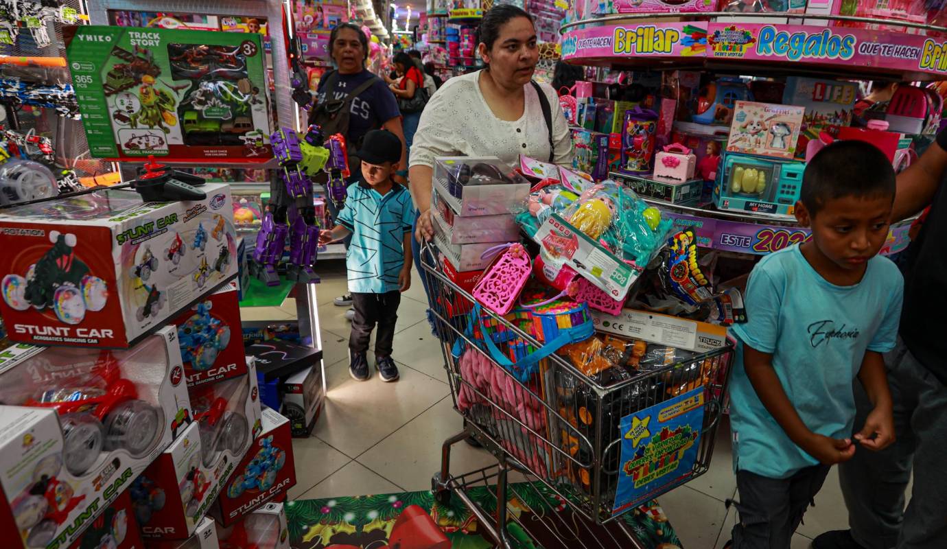 “Es mejor planear con tiempo y no estar corriendo el 24. Además, así encontramos todo lo que los niños piden sin problemas”, comentó un comprador en el centro de Medellín. Foto: Manuel Saldarriaga Quintero.