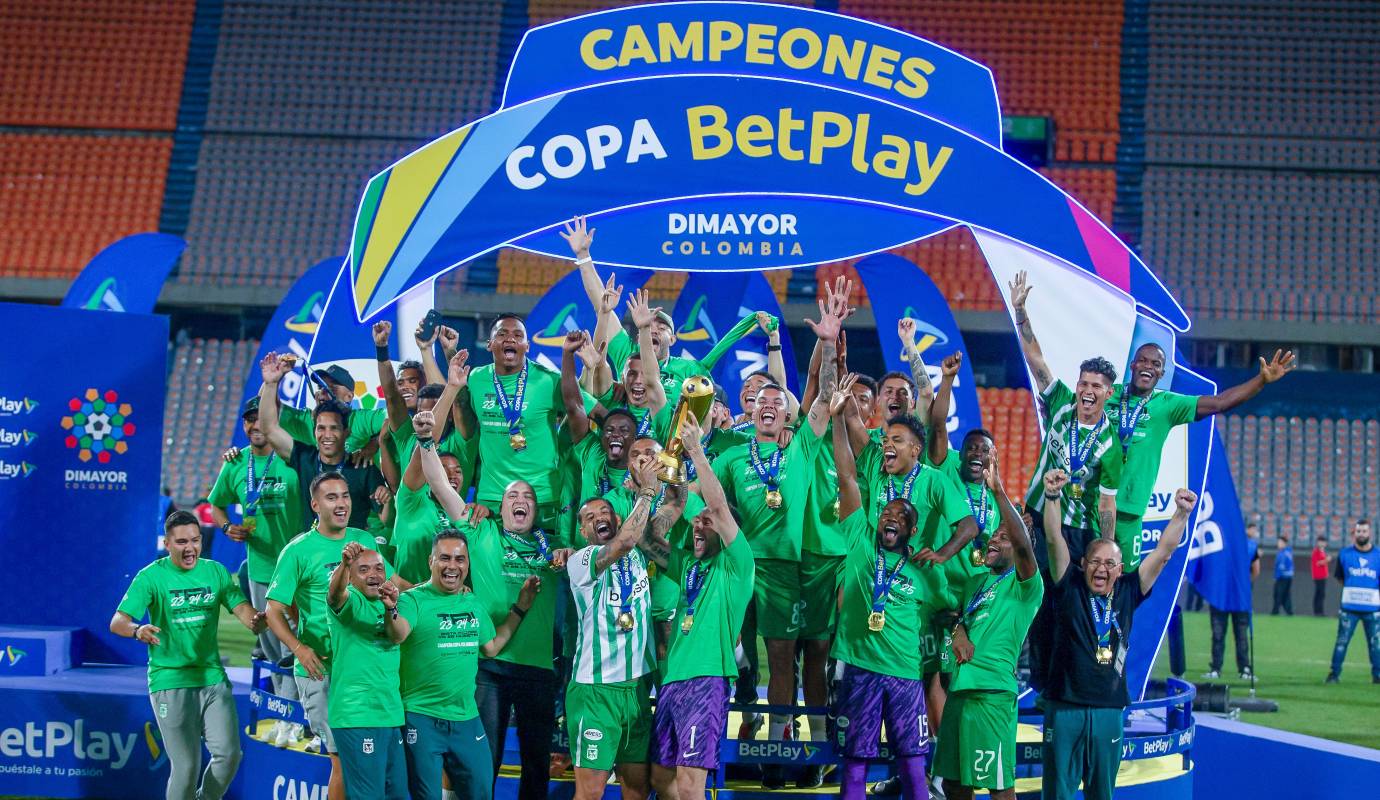 El triunfo no solo le permitió alzar el trofeo por octava vez, sino que además tuvo un valor simbólico especial: fue la primera consagración del conjunto verdolaga frente a su eterno rival en una definición directa. Foto Camilo Suárez