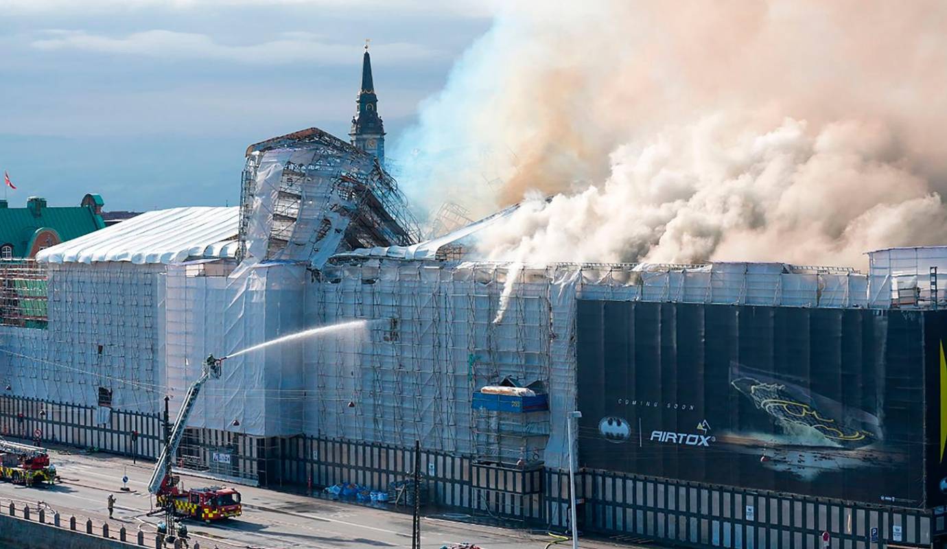 En el momento del incidente, se estaban realizando obras de renovación en la estructura, aunque las autoridades no han determinado el causante del siniestro. Foto: GETTY