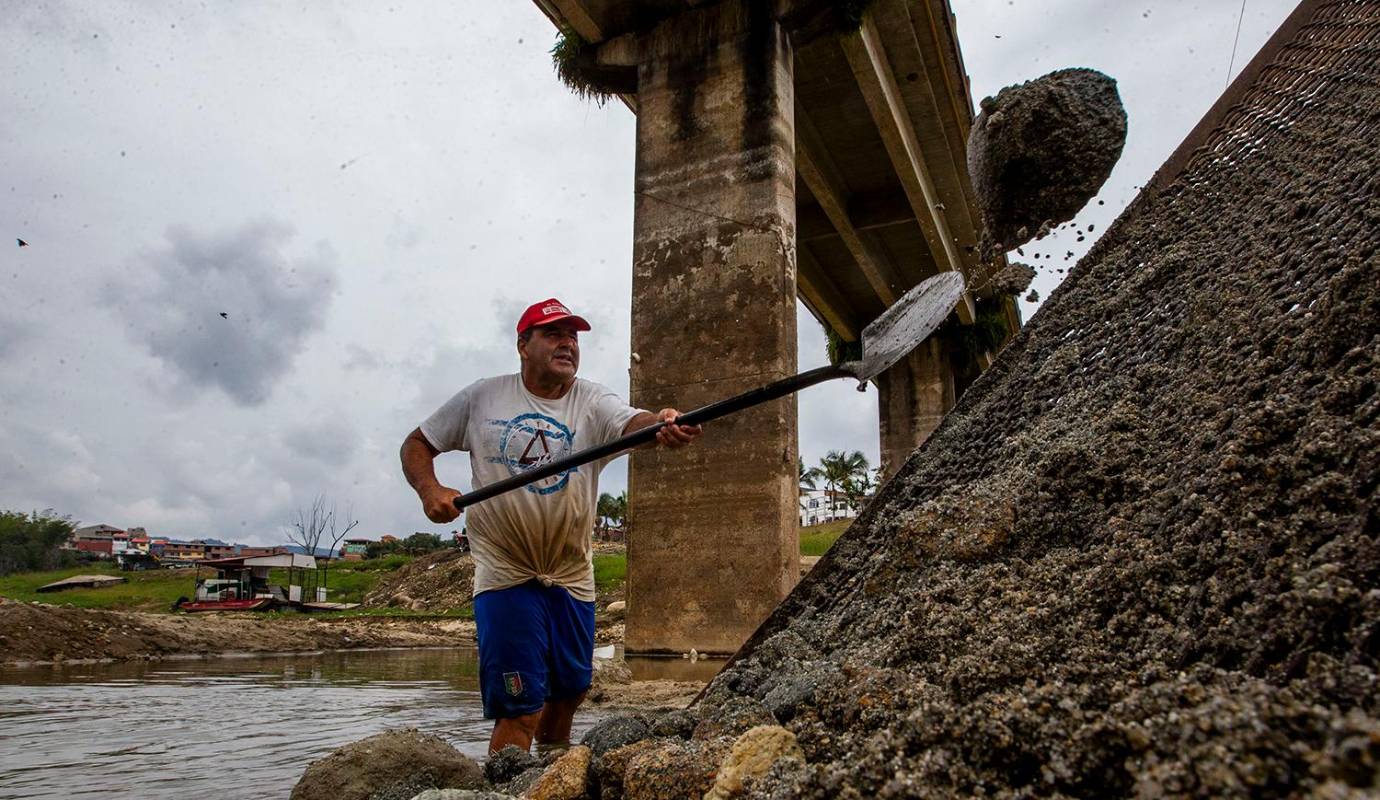 La sequía en Guatapé es un problema grave, pero también ha puesto de manifiesto la capacidad de los paleros para adaptarse a las nuevas circunstancias. Foto: Julio César Herrera
