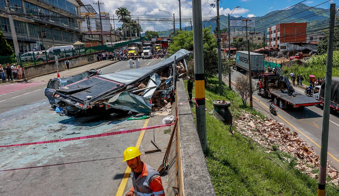 De acuerdo con el reporte de las autoridades, el vehículo de carga tuvo fallas mecánicas y colisionó contra una camioneta y arrolló a un motociclista. Foto: Manuel Saldarriaga Quintero