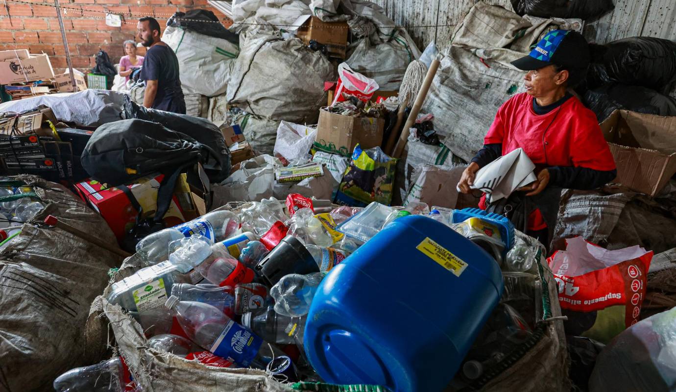 Aunque la cantidad de material recuperado por los recicladores sigue siendo la misma, su precio ha bajado considerablemente. Y el batacazo lo sienten directamente las familias. Foto: Manuel Saldarriaga Quintero